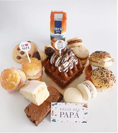 Caja de regalo de postres para el Día del Padre con pasteles variados y una tarjeta de “Feliz Día Papá”.