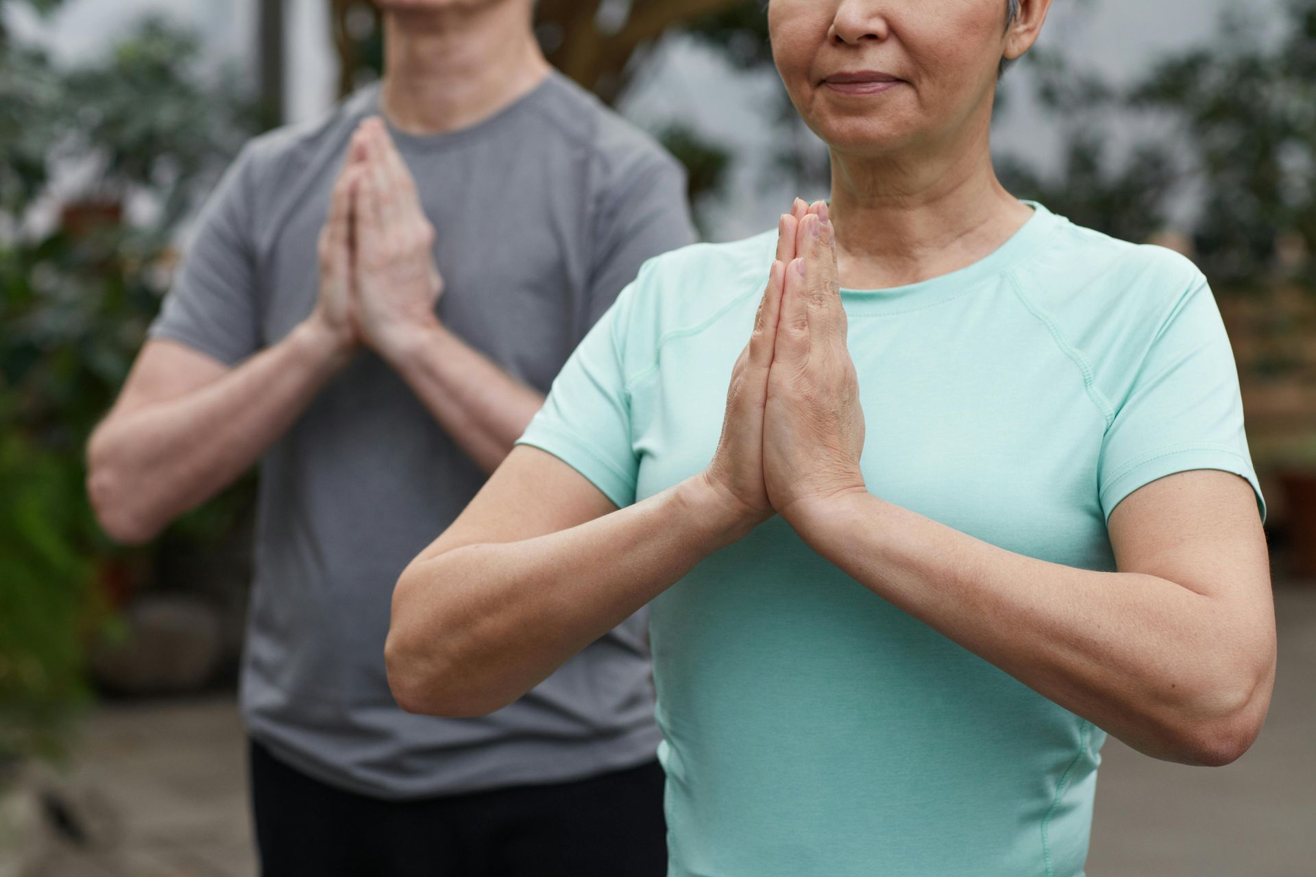 Mensen in meditatiehouding
