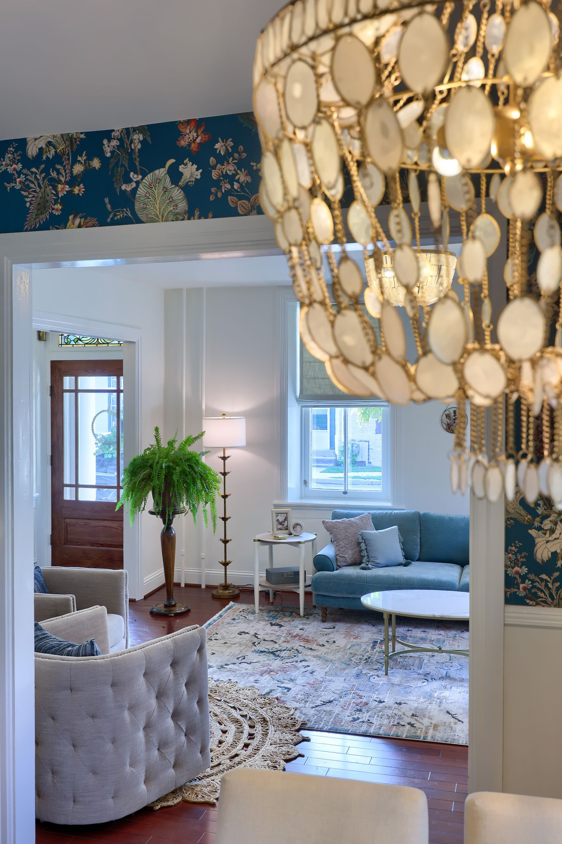 A living room with a chandelier hanging from the ceiling