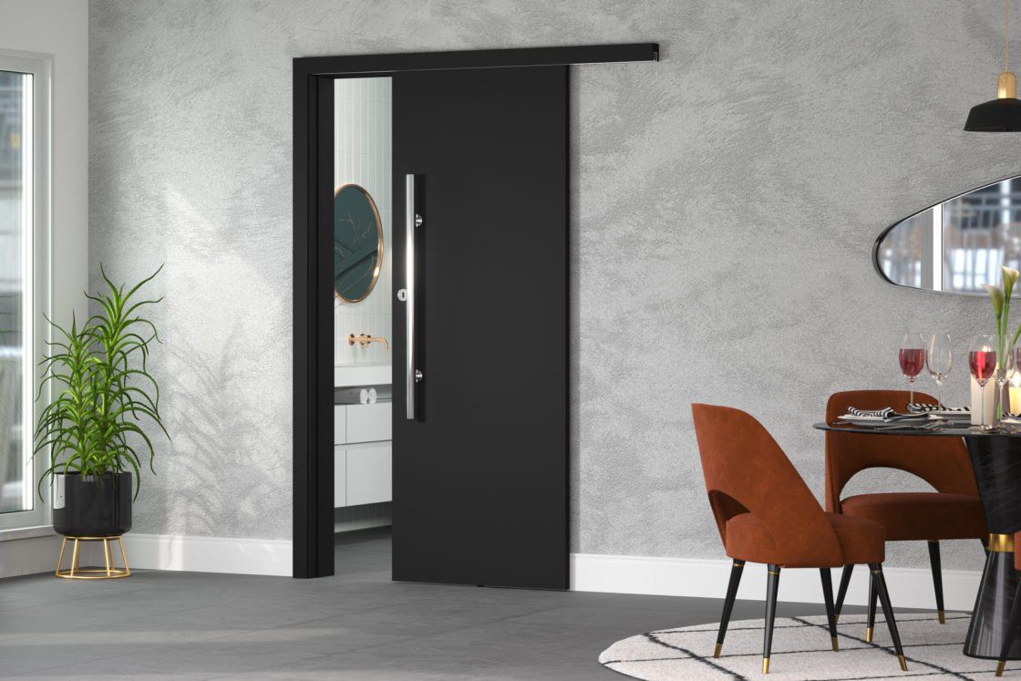 Uma sala de jantar com uma porta de correr preta e uma mesa e cadeiras.