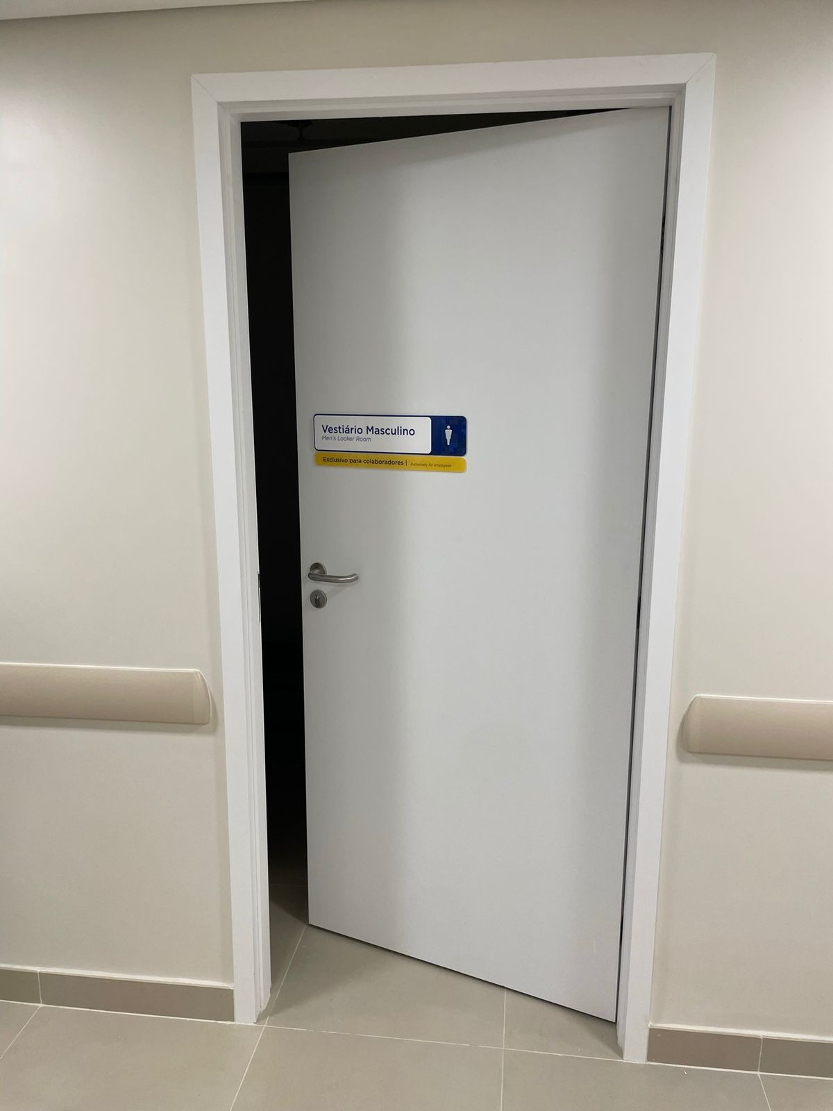 Uma porta branca com uma placa que diz 1