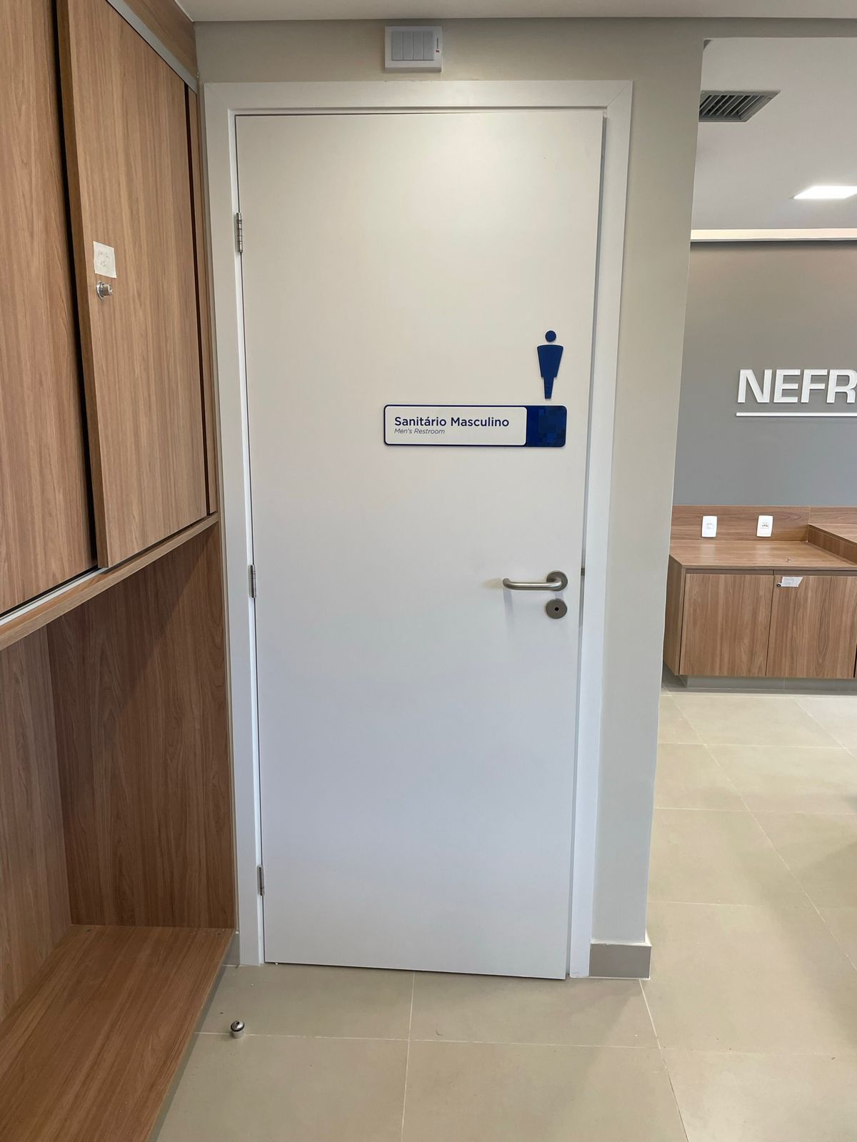 Uma porta branca com uma placa que diz 'a' nela