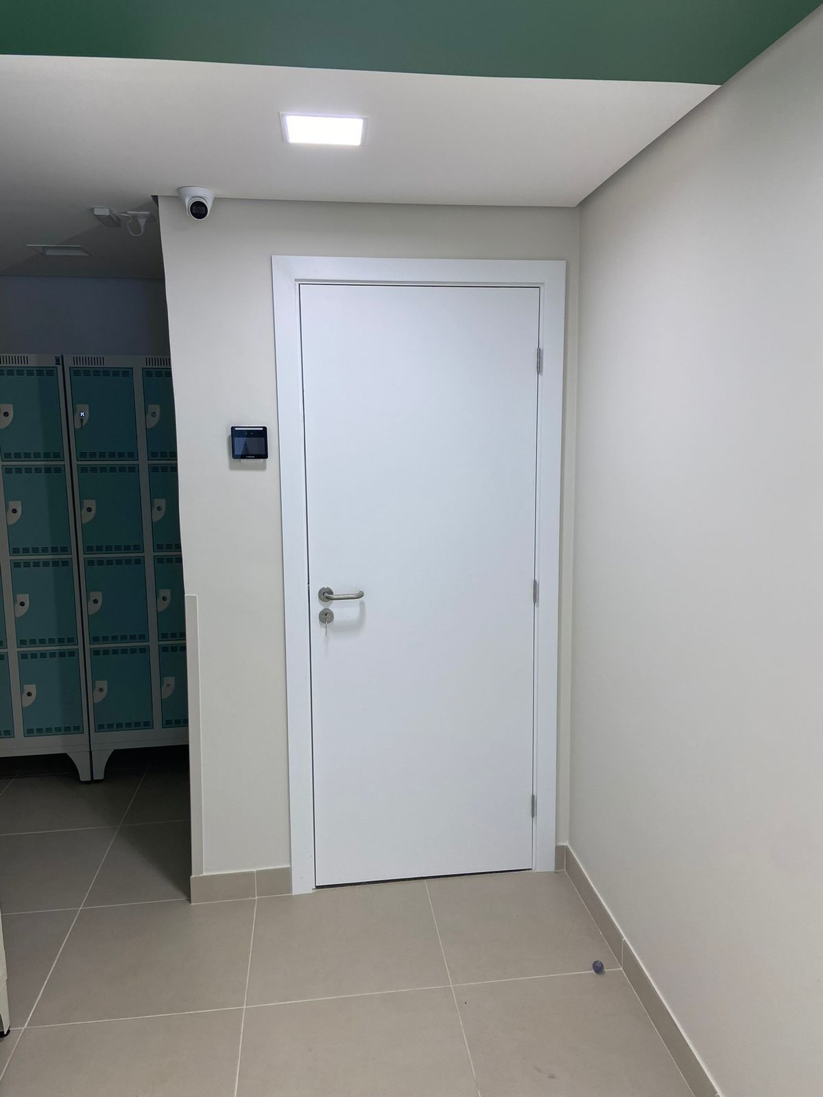 Um corredor com armários e uma porta branca