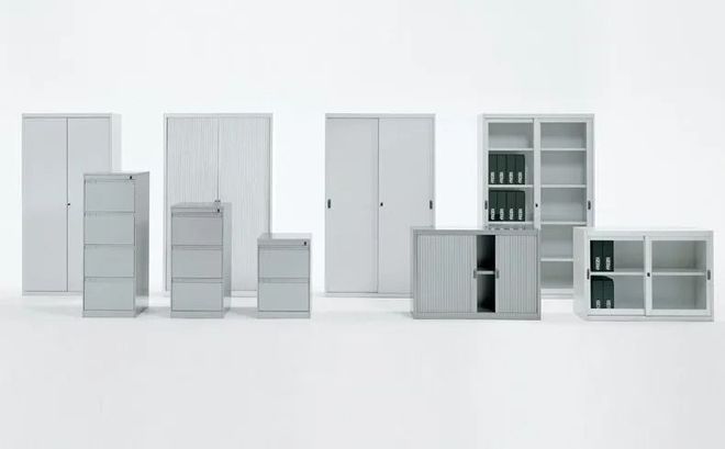 Moderni mobili contenitori modulari grigi e scaffali disposti su uno sfondo bianco