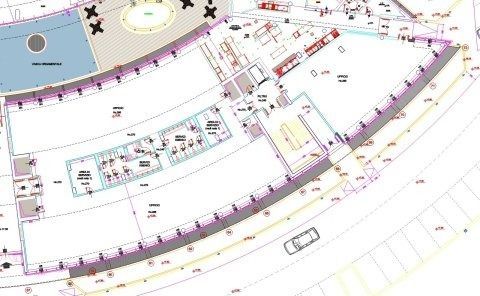 Planimetria architettonica con stanze colorate, disposizione curva e misure indicate