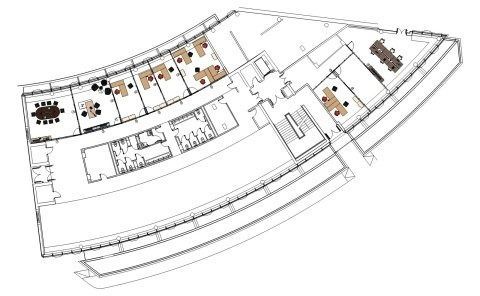 Planimetria architettonica di un edificio curvo con disposizione di stanze e mobili