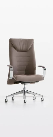 Sedia da ufficio beige con schienale alto, base cromata e braccioli, su sfondo bianco