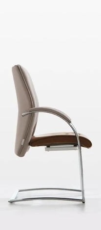 Vista laterale di una moderna sedia marrone imbottita con gambe cromate su sfondo bianco