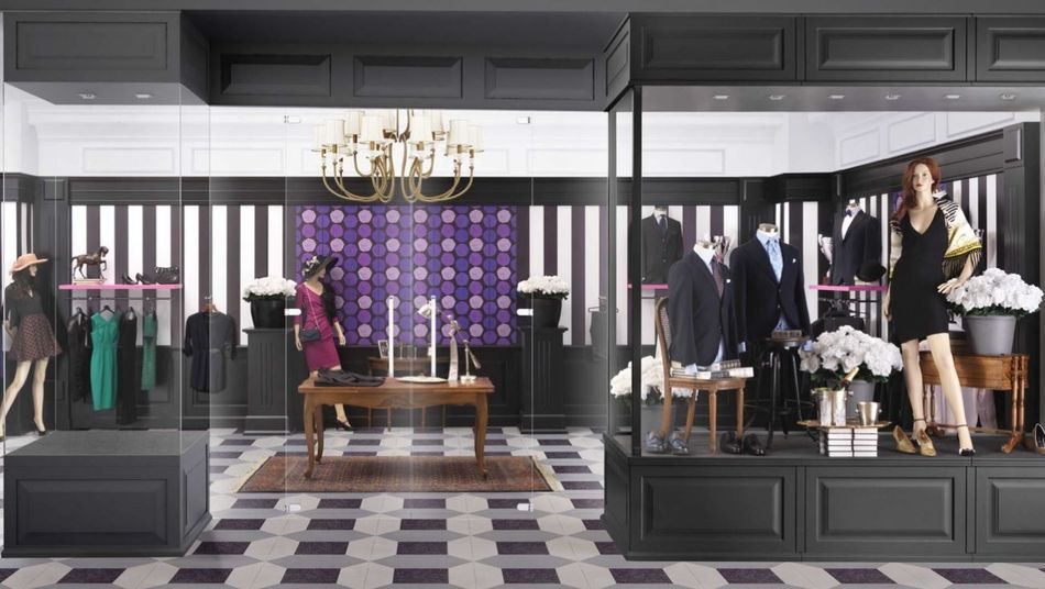 Elegante vetrina di una boutique con arredi in bianco e nero, manichini e un tavolo espositivo al centro