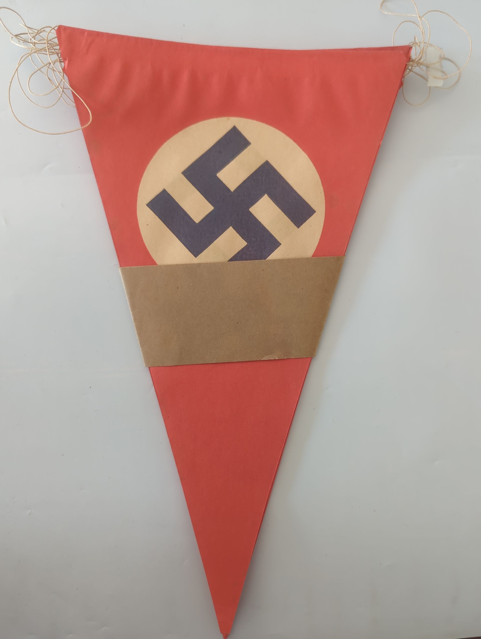 Bundel van 15 papieren nazi-vlaggetjes