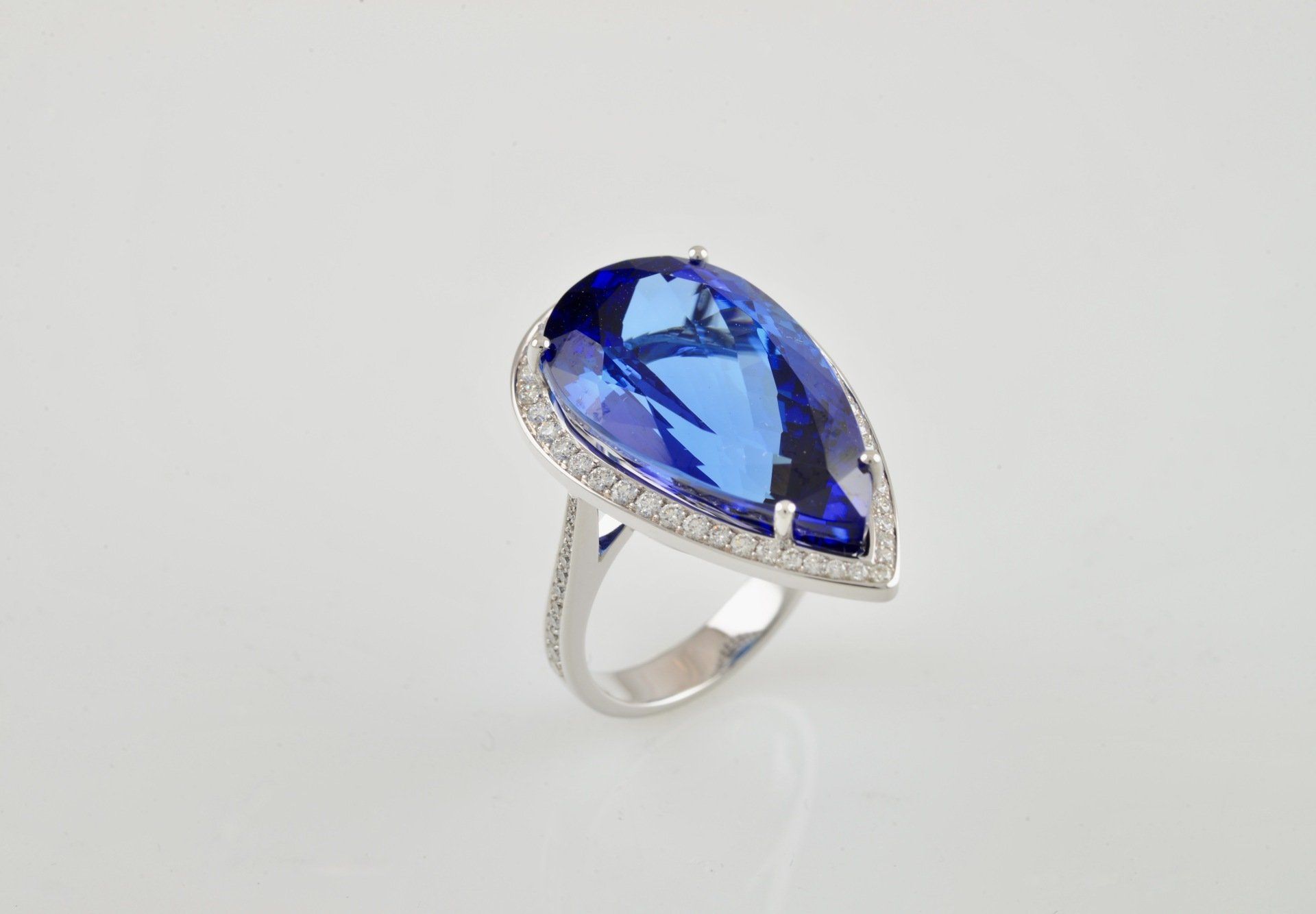 Tanzanit-Brillanten Ring