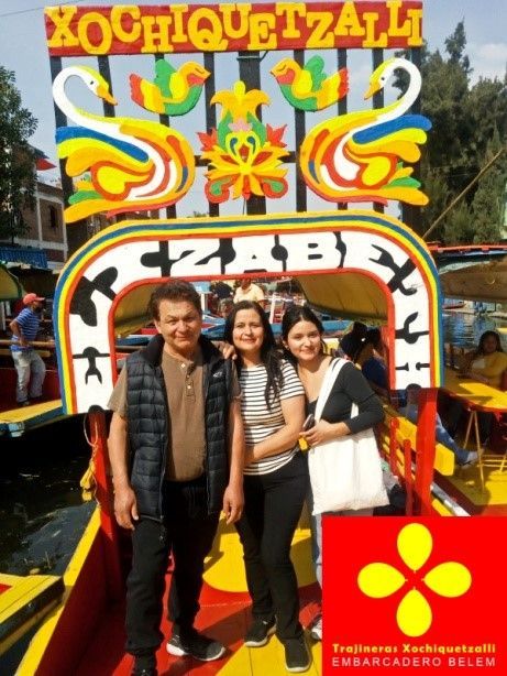 Trajinera en Xochimilco con familia y guía local