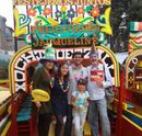 Grupo de amigos celebrando en trajinera