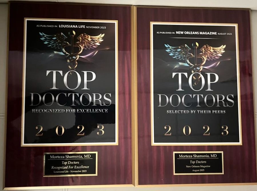 Two plaques that say top doctors on them