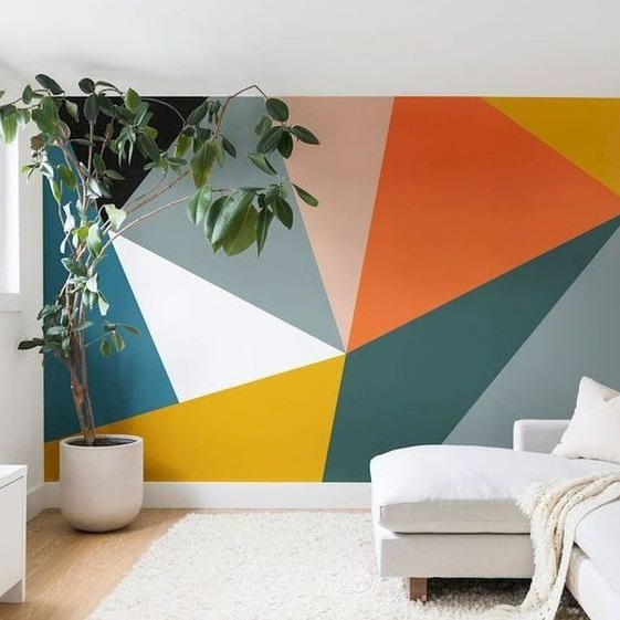 Uma sala de estar com uma parede colorida e um sofá