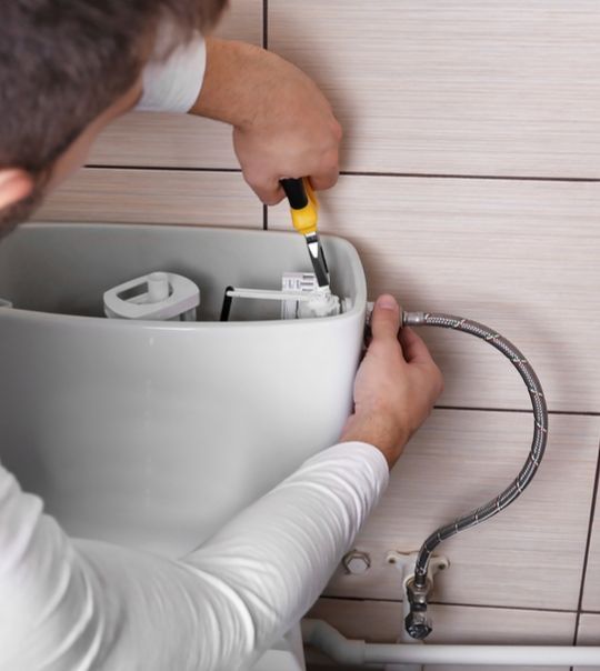 Um cano branco está vazando água em um fundo preto.