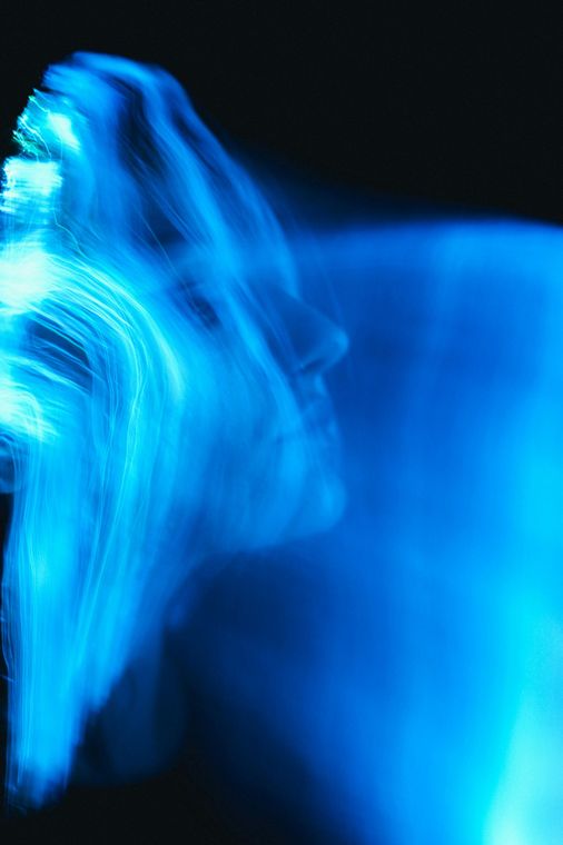 Strisce astratte di luce blu su uno sfondo scuro