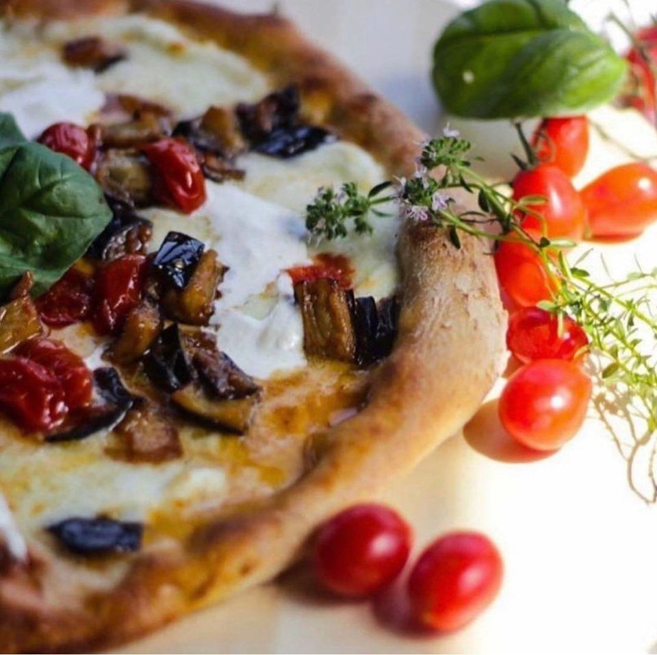 Pizza con pomodorini secchi