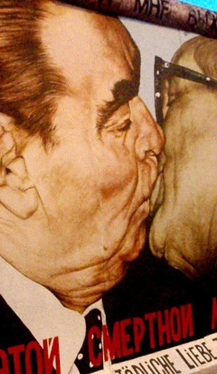 emery-partners-men-kiss