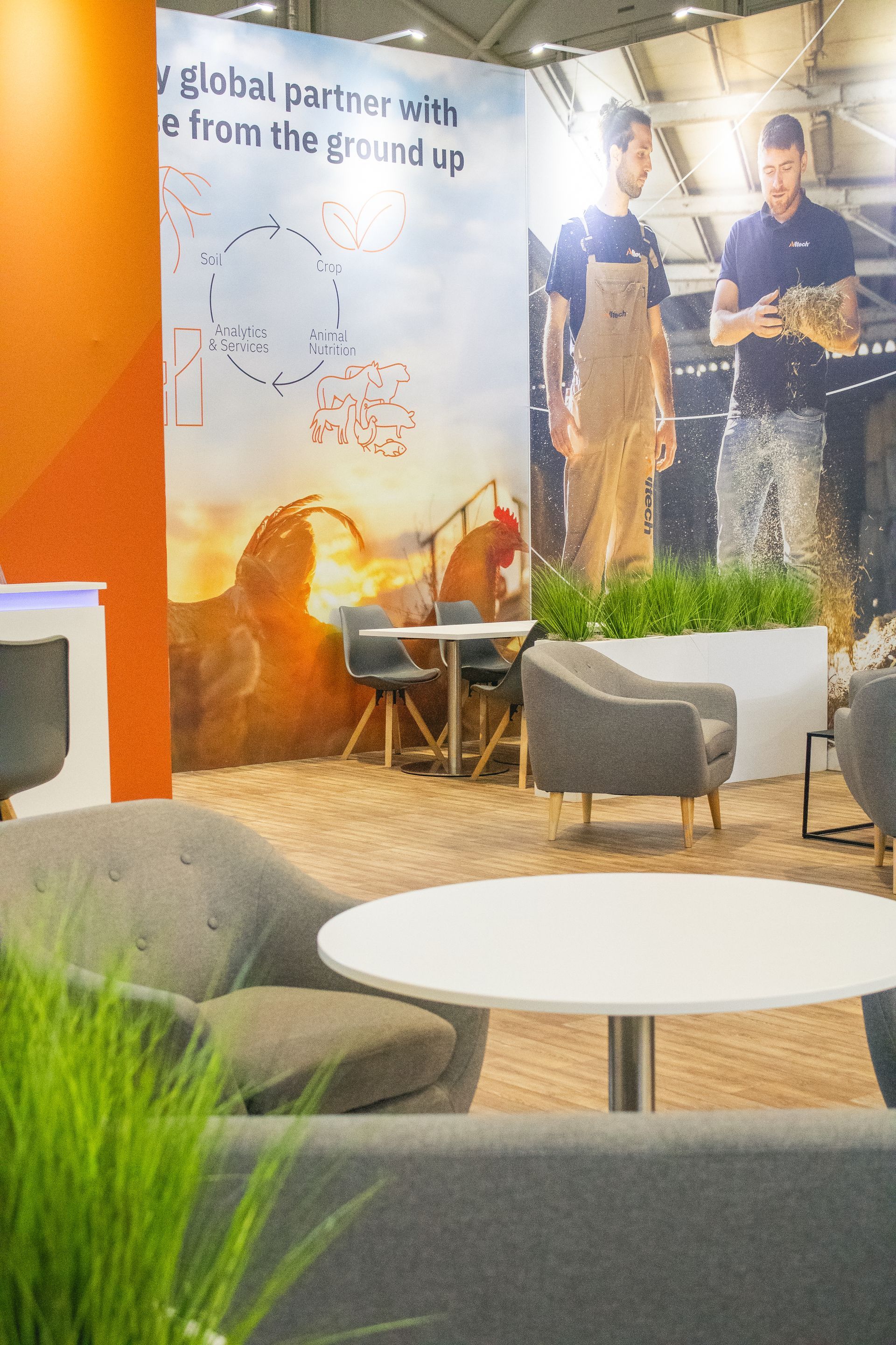Ein Raum mit einem Sofa, Stühlen, Tischen und einem Schild mit der Aufschrift „Globale Partnerschaften mit e von Grund auf“