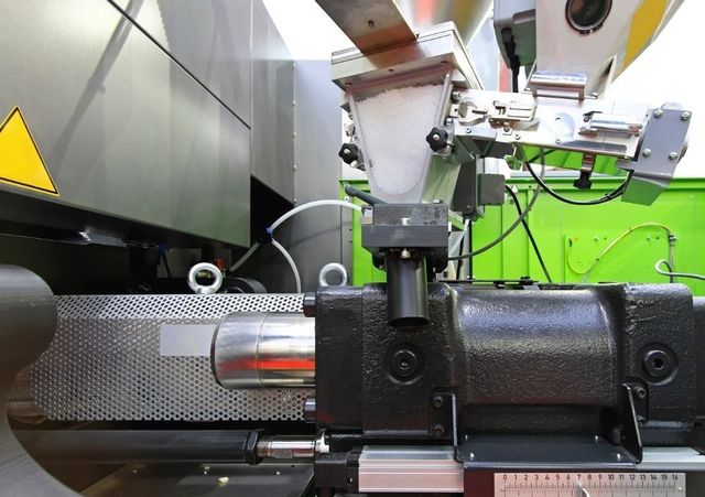 Plastic injection moulding machine