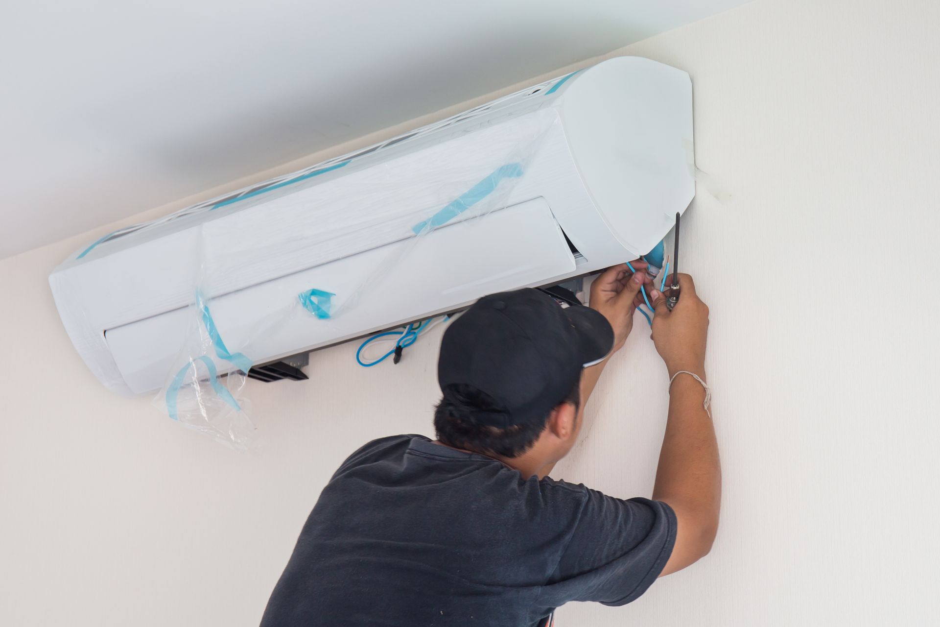 addetto installa un climatizzatore
