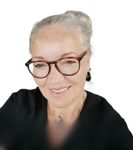 Vrouw met bril, lachend, gekleed in een zwart shirt en met opgestoken haar.