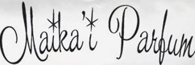 Maika i Parfum, het logo van een parfummerk in sierlijk zwart schrift met sterretjes.