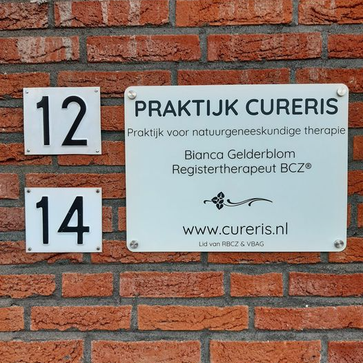 Adresbord met de nummers 12 en 14 naast een bord met 