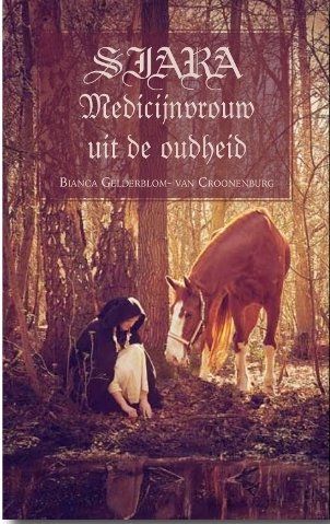 Boekcover: vrouw met kap zit naast een paard in het bos, titel 