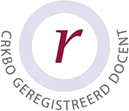 CRKBO-geregistreerd docentenlogo: witte ring, bordeauxrode 