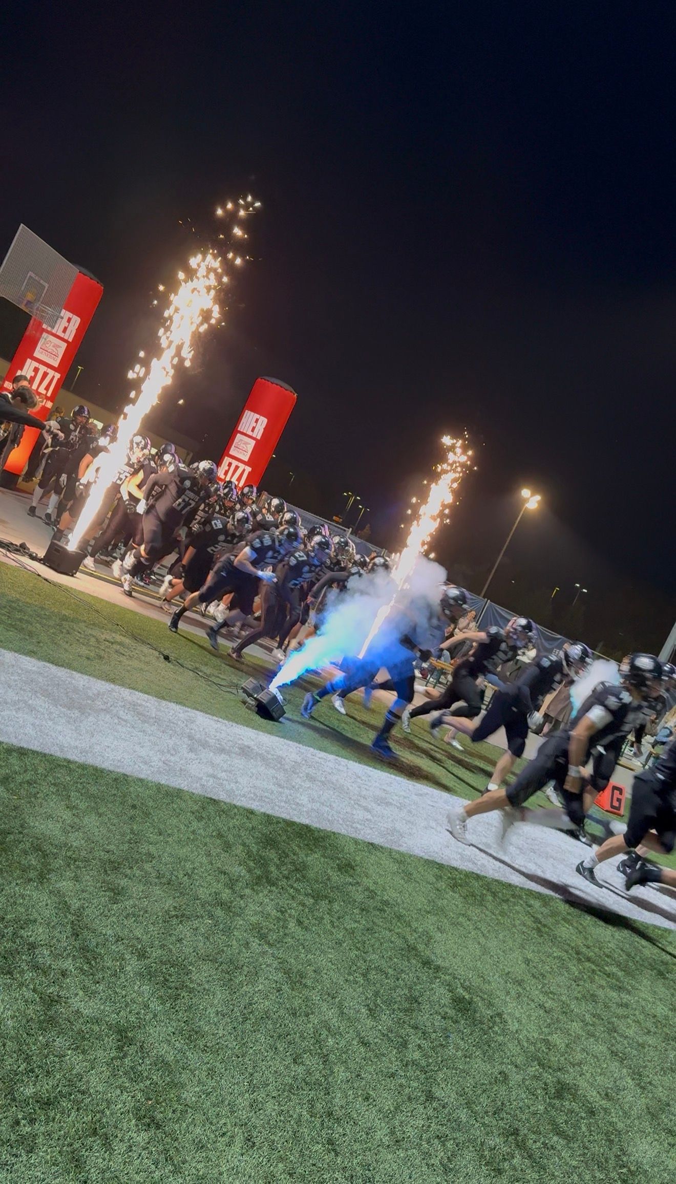 Pyrotechnik bei einem Outdoor-Event am Abend