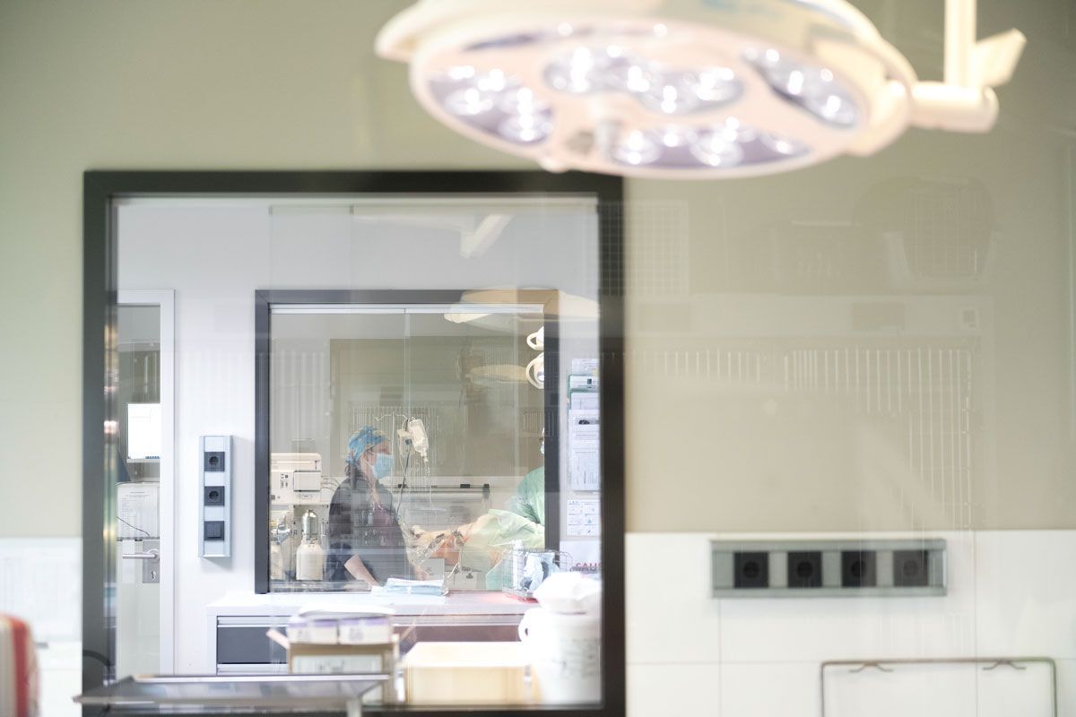 Ein Operationssaal mit einer von der Decke hängenden Operationsleuchte.