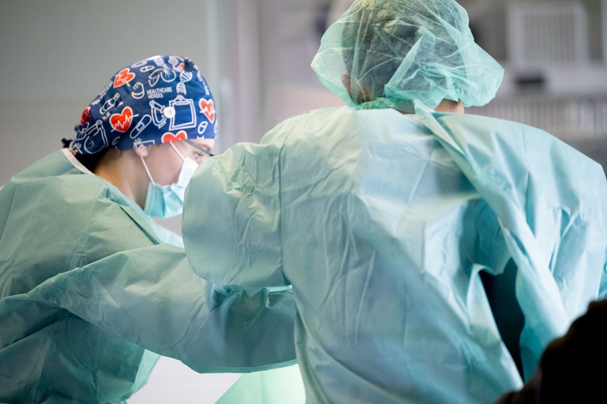Zwei Chirurgen operieren einen Patienten in einem Operationssaal.