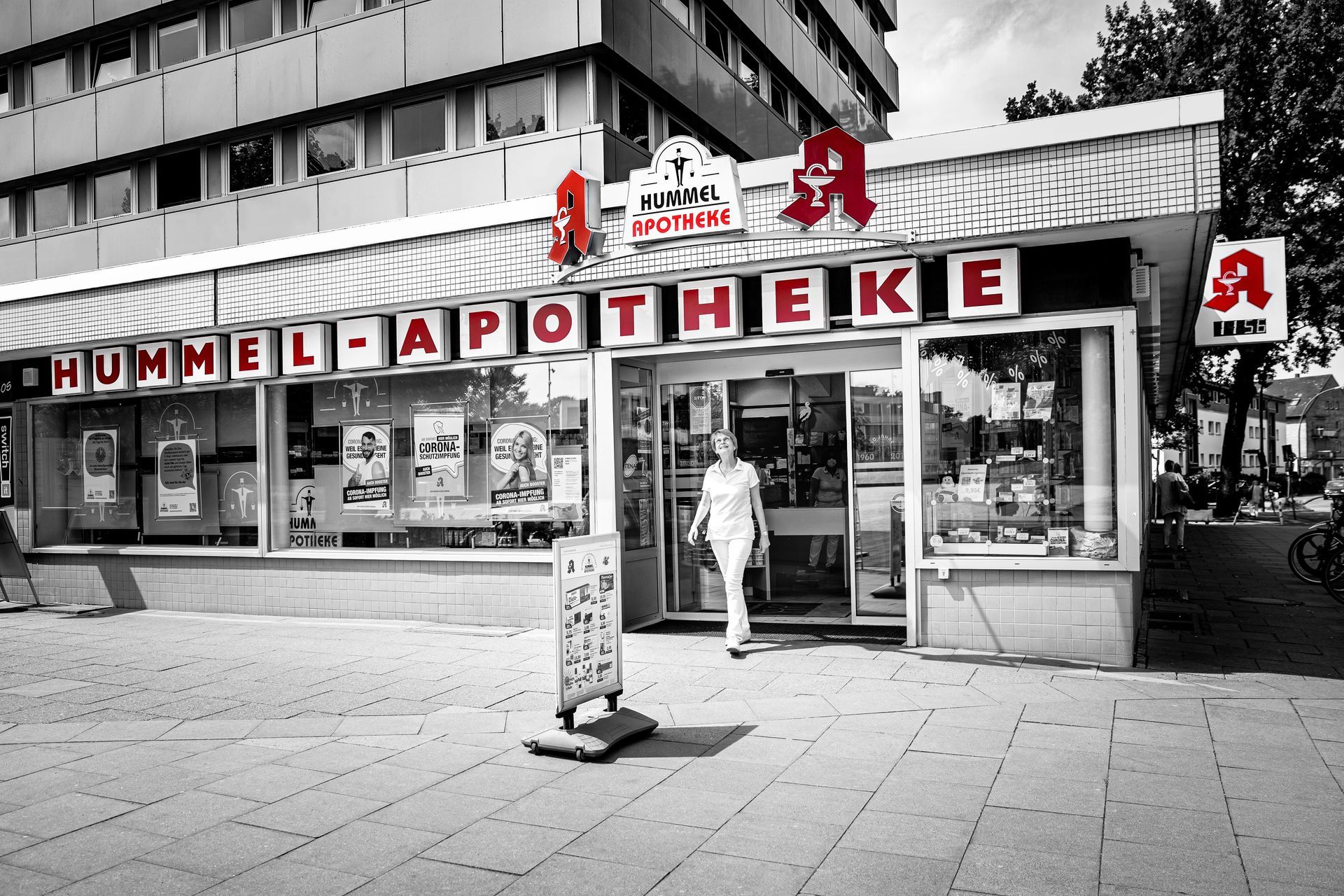 ein Schwarz-Weiß-Foto einer Hummel-Apotheke