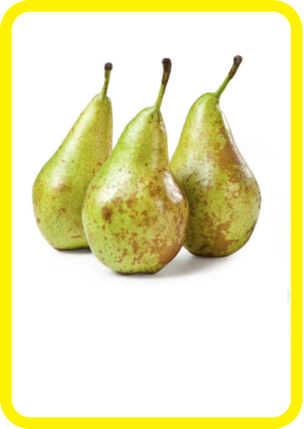 Tre pere verdi con la buccia maculata su sfondo bianco