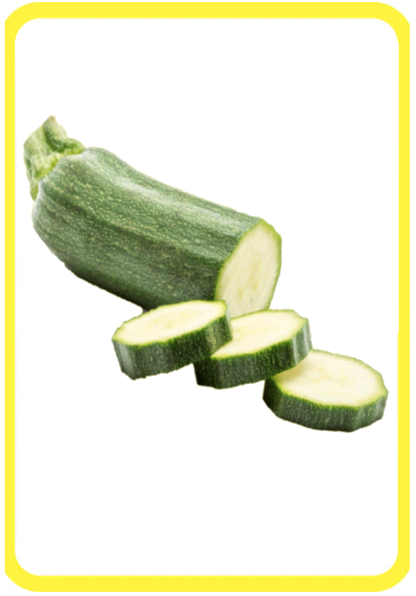 Zucchine affettate con buccia verde e interno chiaro, su sfondo bianco.