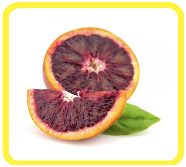 Fette di arancia rossa con polpa rosso scuro e foglia verde su sfondo bianco.