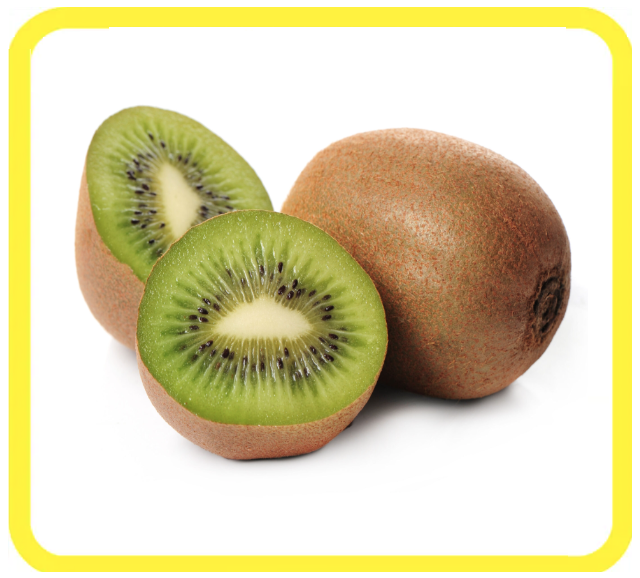 Due kiwi interi e un kiwi a fette con la polpa verde su sfondo bianco