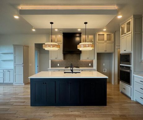 there is a large island in the middle of the kitchen