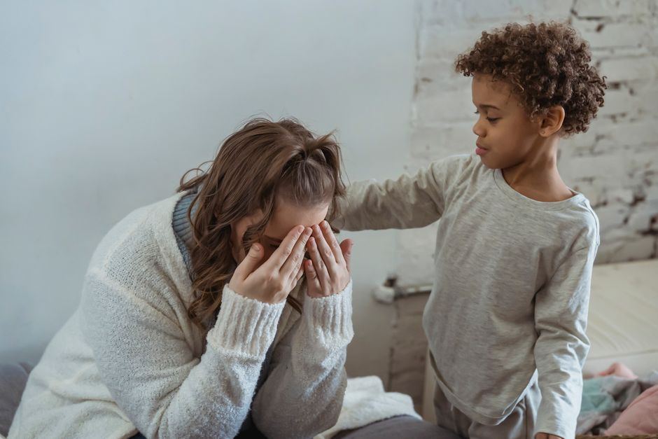 Ouder troost een verdrietig kind, blog over de frustratierotonde