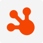 Oranje abstract logo met een ronde, gestileerde vorm op een witte achtergrond.