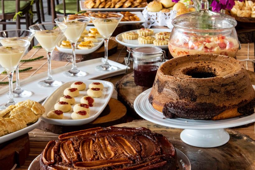 Uma mesa coberta com uma variedade de sobremesas e bebidas.