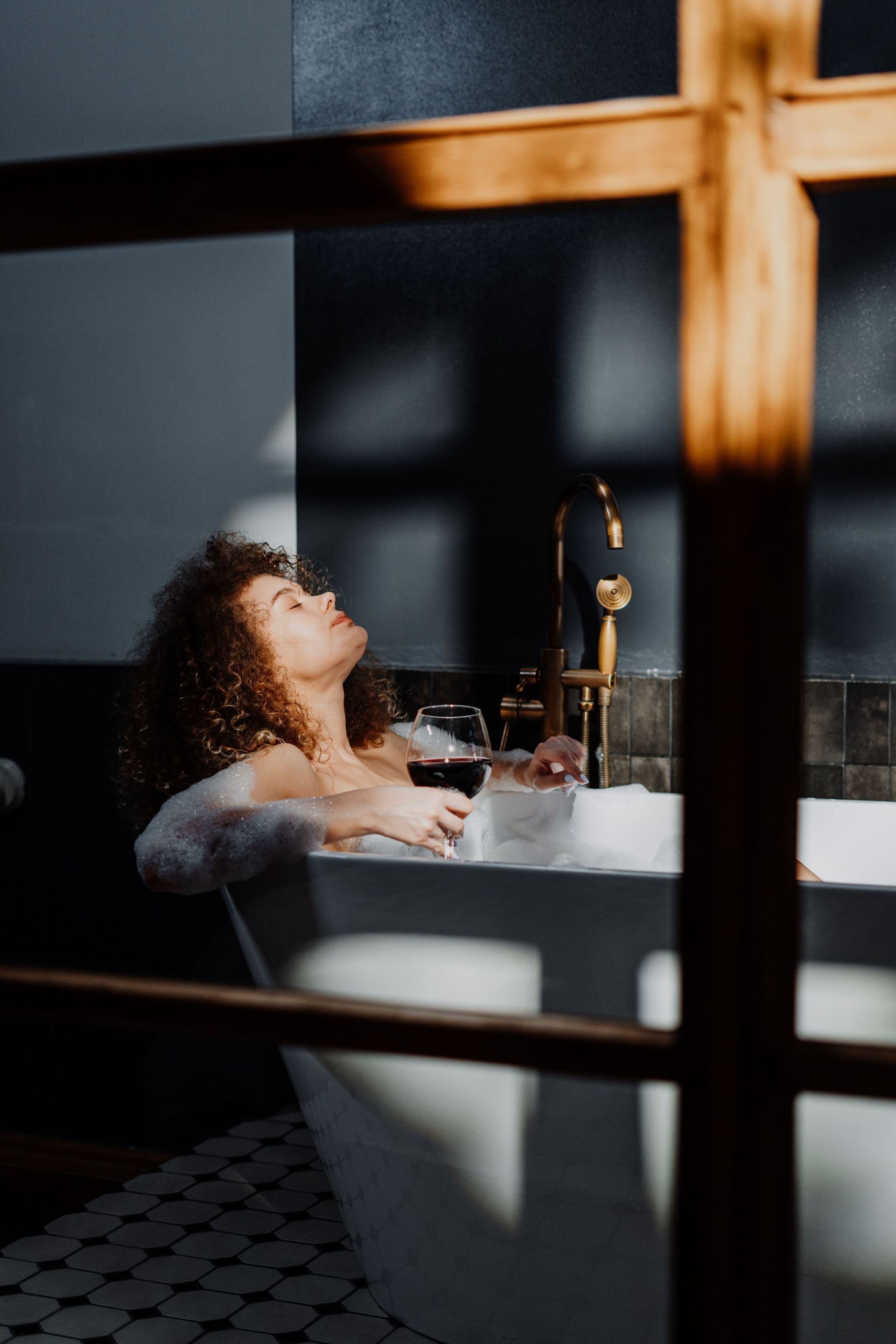 Entspannendes Bad im wohltuenden Thermalwasser während Ihrem erholsamen Wellnessurlaub.
