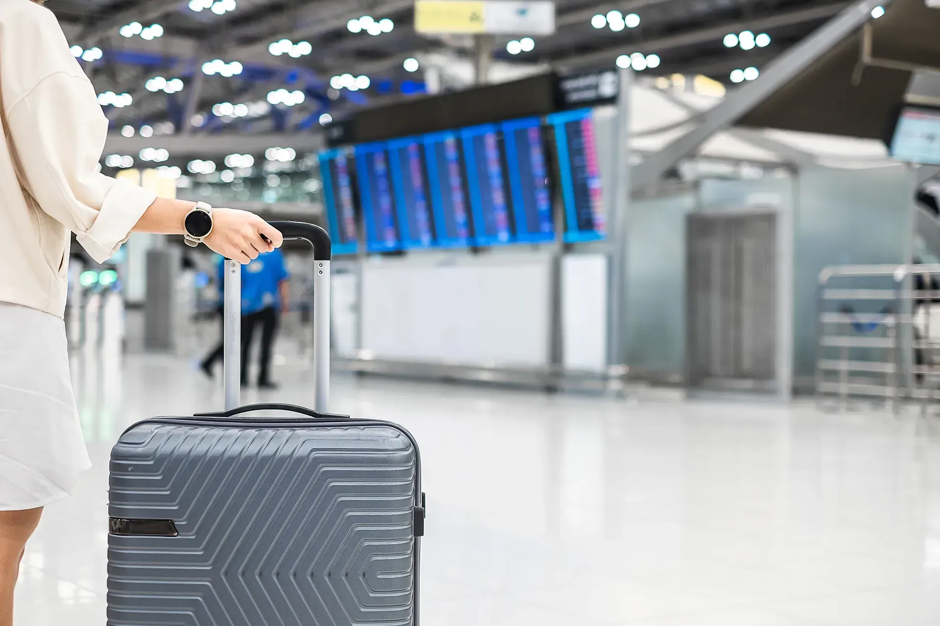 Person with suitcase at the airport, after understanding UK tax residency rules