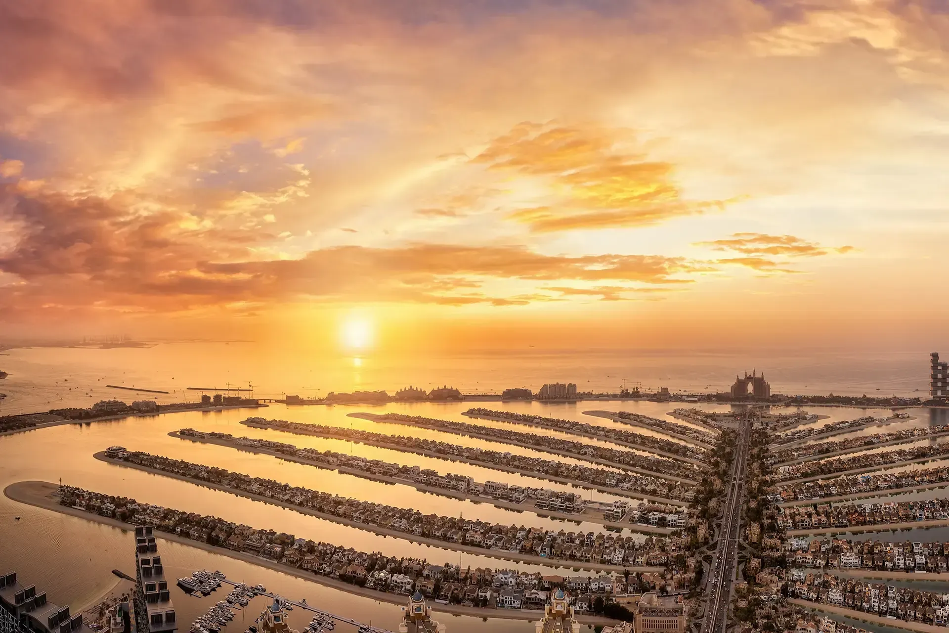 View of the sunset on Palm Jumeirah, Dubai. How  to get a golden visa as a creator in Dubai