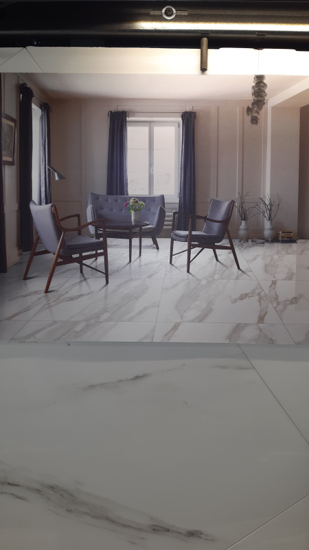 Patio con quattro sedie e un tavolo davanti a una porta chiusa, sotto una tettoia con tende.