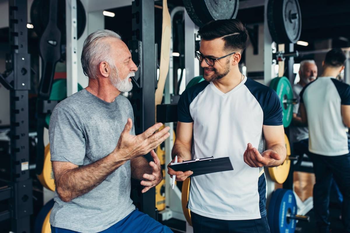 A personal trainer working with a client in a luxury gym near Lexington, Kentucky (KY)