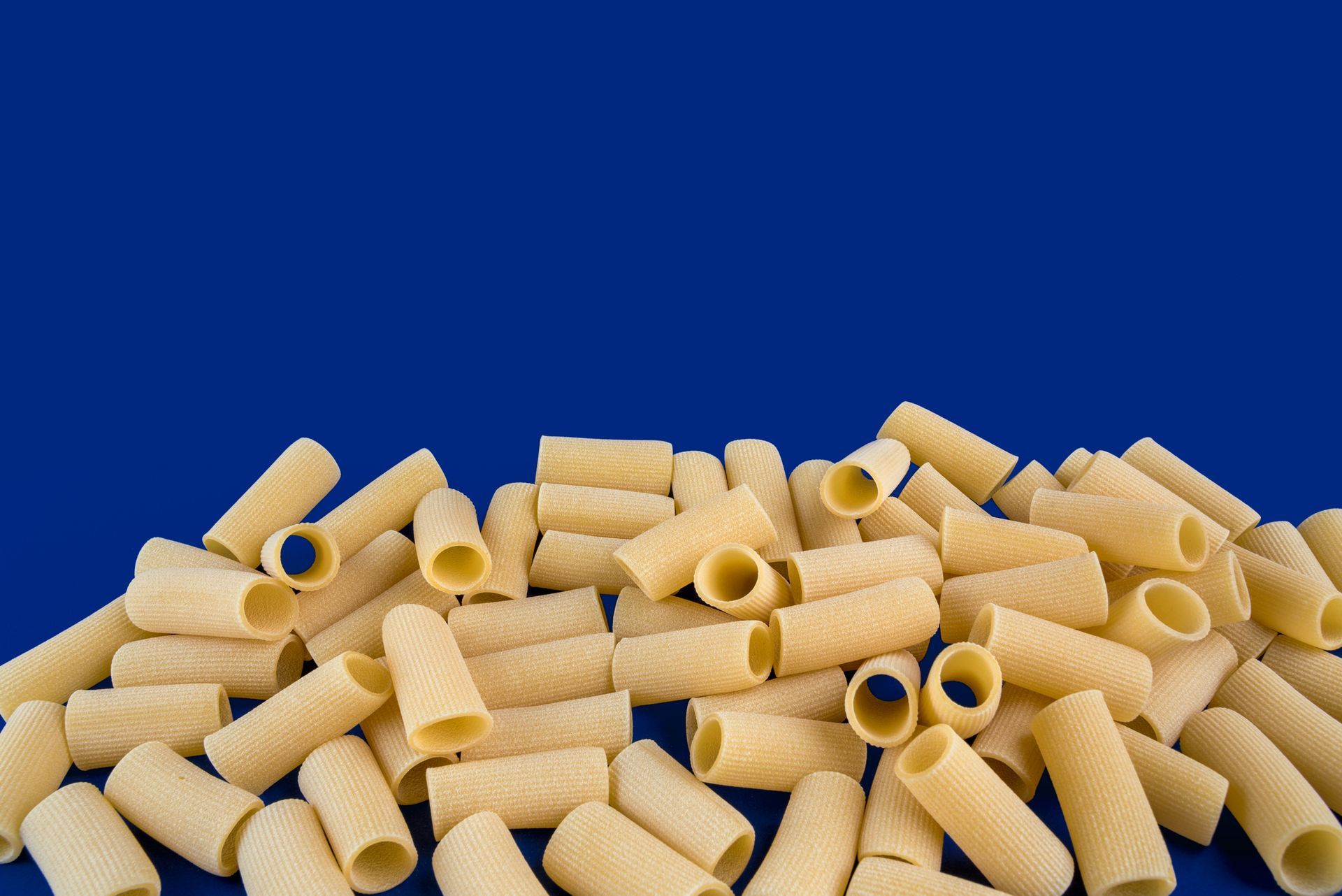 Primo piano di Maccheroncini, tipologia di pasta secca trafilata al bronzo Valdoro