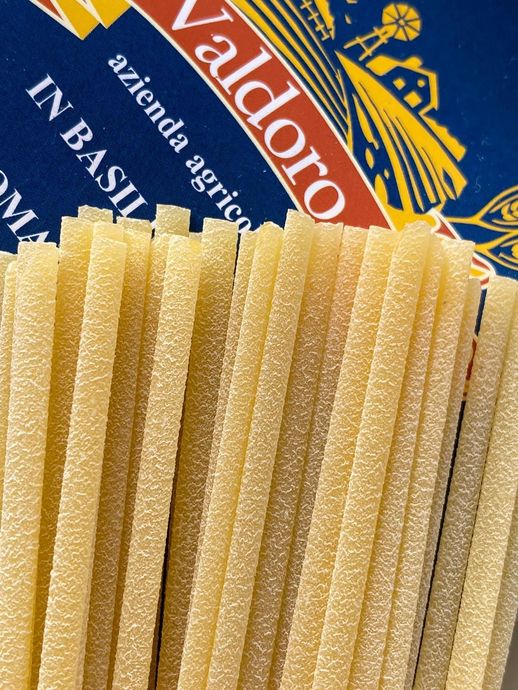 Primo piano di una manciata di pasta Linguine Valdoro